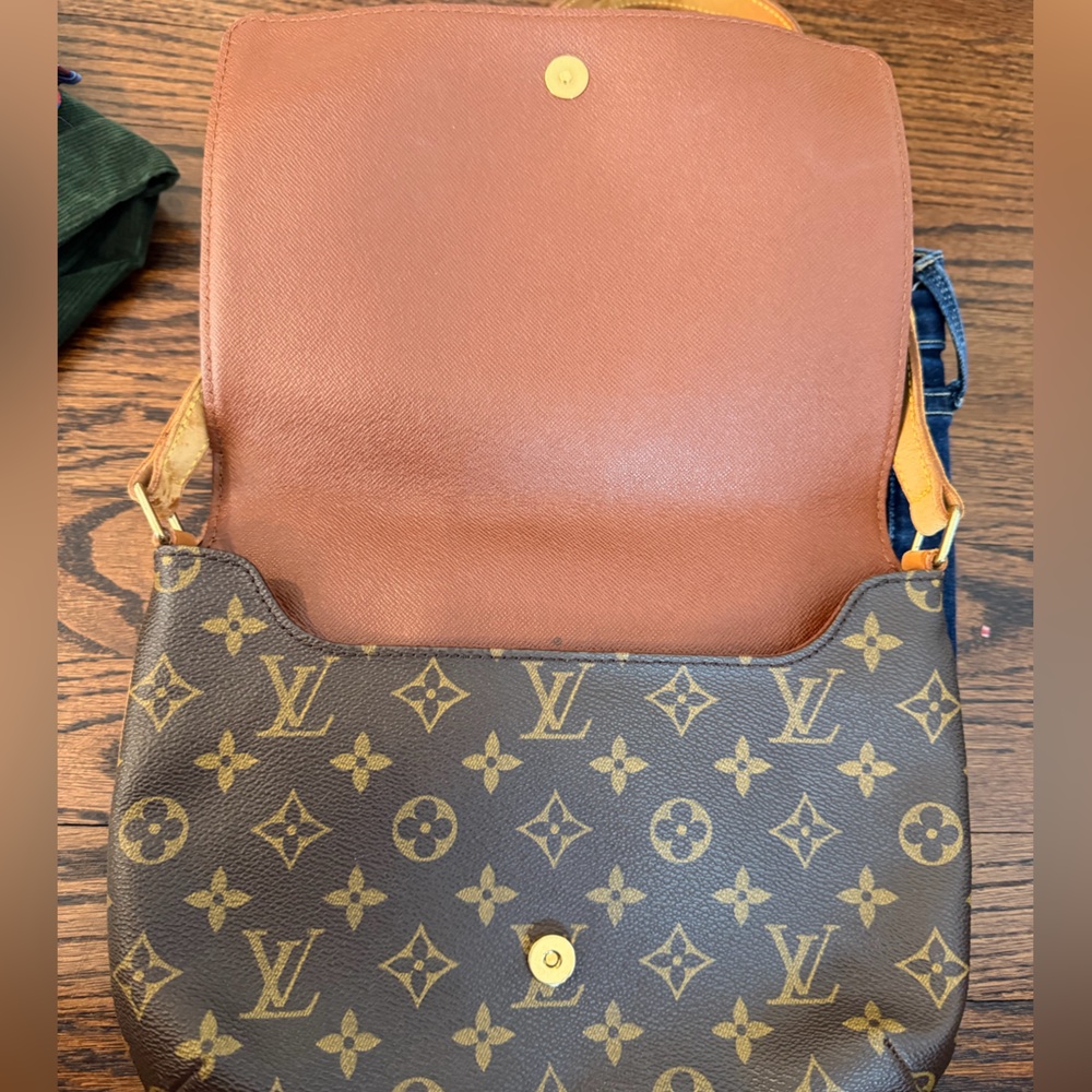 Louis Vuitton Monogram vintage shoulder Bag as shown - Picture 9 of 13